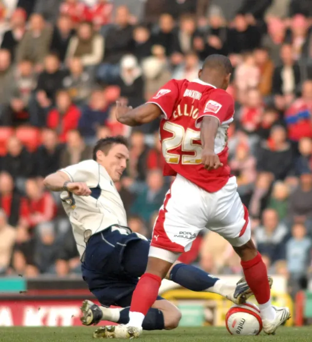 Framed Print : Marvin Elliott in Action: Bristol City vs Barnsley