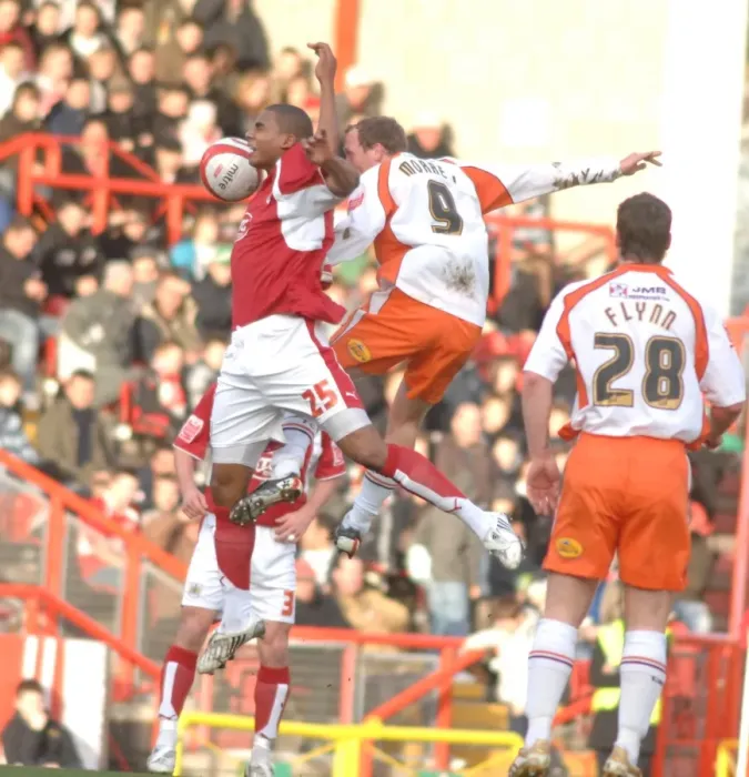 Framed Print : Marvin Elliott in Action: Bristol City vs Blackpool