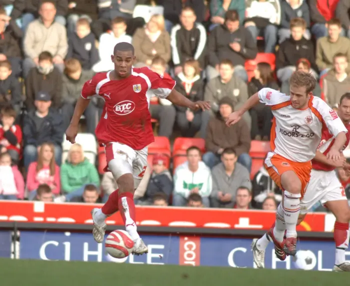Framed Print : Marvin Elliott in Action: Bristol City vs Blackpool Framed Print : Marvin Elliott in Action: Bristol City vs Blackpool
