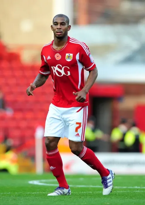 Framed Print : Marvin Elliott in Action: Bristol City vs Burnley, Championship Match at Ashton Gate Stadium (05-11-2011)