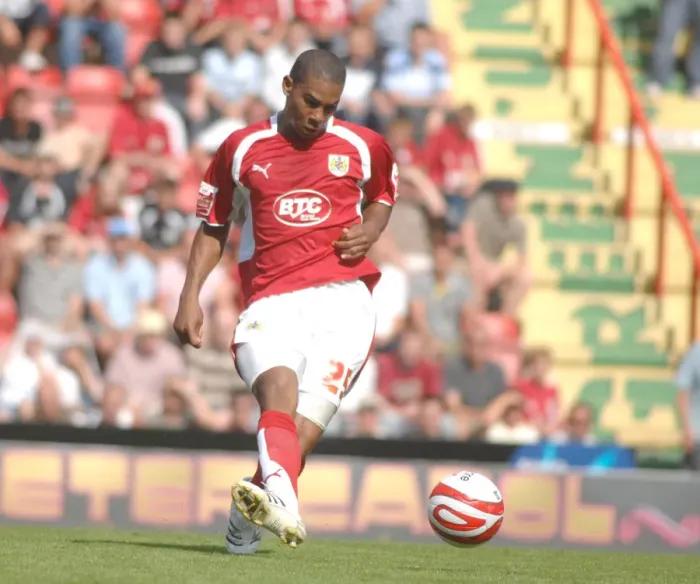 Framed Print : Marvin Elliott in Action: Bristol City vs QPR