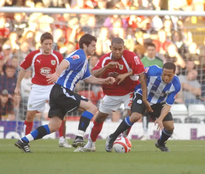 Framed Print : Marvin Elliott in Action: Bristol City vs Sheffield Wednesday Framed Print : Marvin Elliott in Action: Bristol City vs Sheffield Wednesday