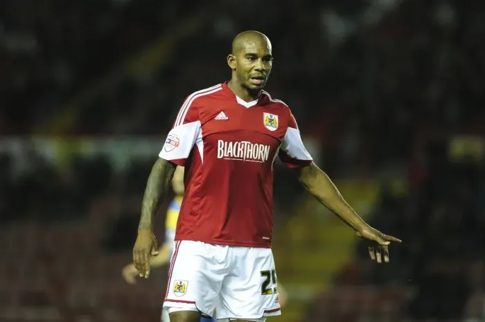 Framed Print : Marvin Elliott in Action: Bristol City vs Shrewsbury Town, September 13, 2013 Framed Print : Marvin Elliott in Action: Bristol City vs Shrewsbury Town, September 13, 2013