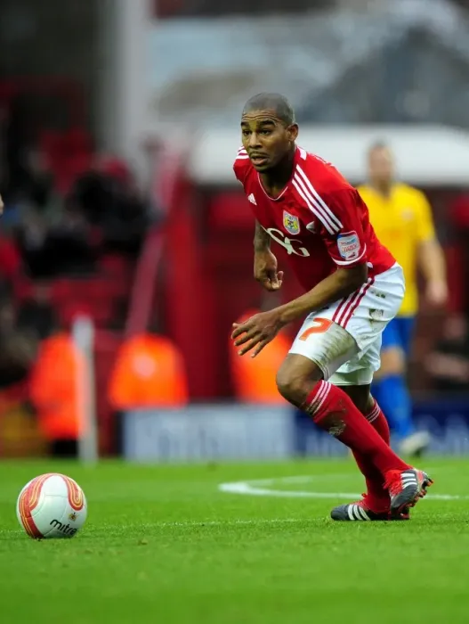 Framed Print : Marvin Elliott in Action: Bristol City vs Southampton