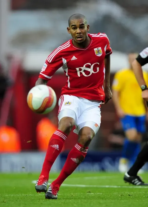 Framed Print : Marvin Elliott in Action: Bristol City vs Southampton Framed Print : Marvin Elliott in Action: Bristol City vs Southampton