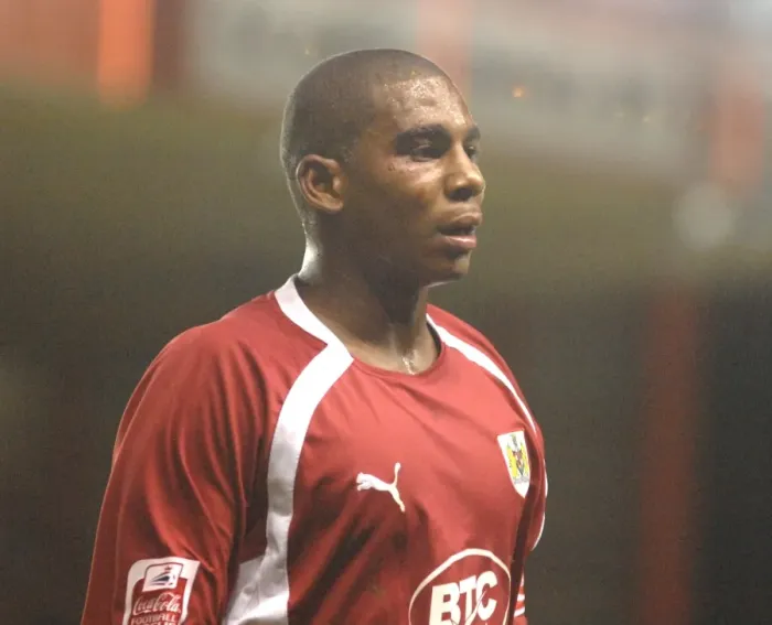 Framed Print : Marvin Elliott in Action: Bristol City vs. West Brom