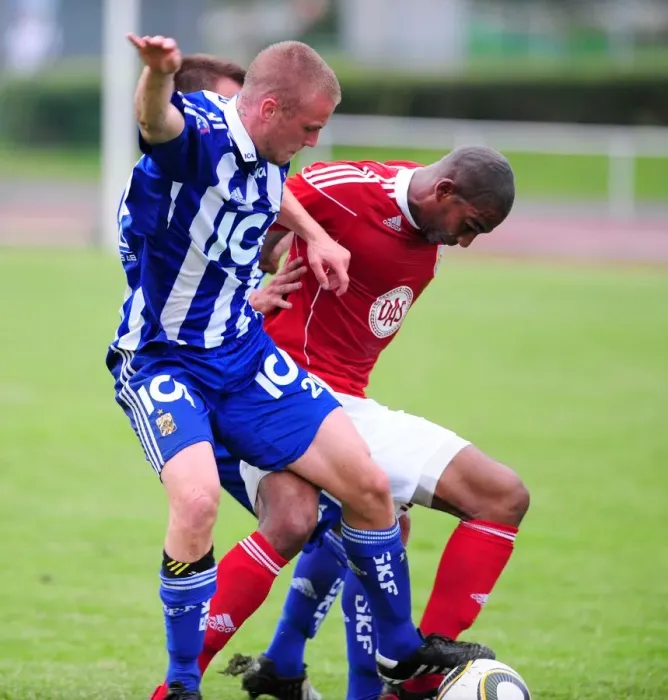 Framed Print : Marvin Elliott in Action: IFK Gothenburg vs. Bristol City