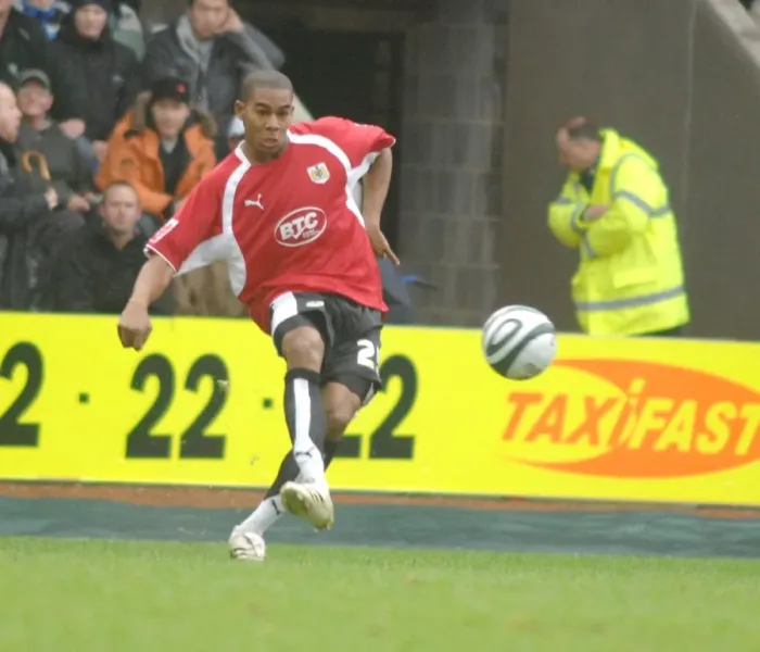 Framed Print : Marvin Elliott in Action: Plymouth vs. Bristol City Framed Print : Marvin Elliott in Action: Plymouth vs. Bristol City