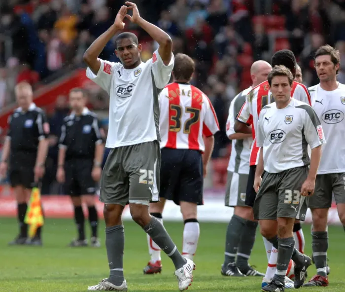 Framed Print : Marvin Elliott in Action: Southampton vs. Bristol City