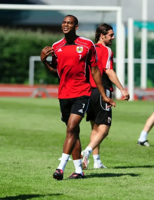 Framed Print : Marvin Elliott of Bristol City in Intense Training Focus Framed Print : Marvin Elliott of Bristol City in Intense Training Focus