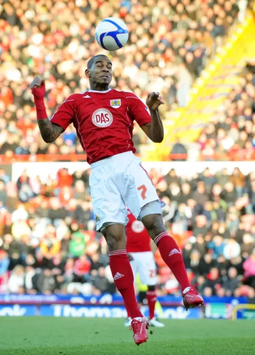 Framed Print : Marvin Elliott in FA Cup Action: Bristol City vs Sheffield Wednesday (08 / 01 / 2011)