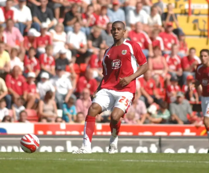 Framed Print : Marvin Elliott: A Moment of Determination in the Bristol City vs. QPR Clash
