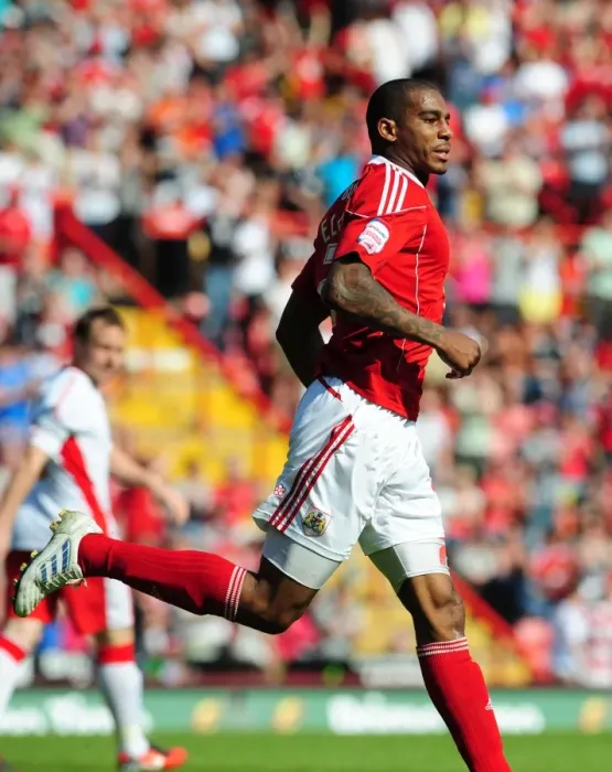 Framed Print : Marvin Elliott Scores the Opener: Championship Clash between Bristol City and Nottingham Forest - April 2011 Framed Print : Marvin Elliott Scores the Opener: Championship Clash between Bristol City and Nottingham Forest - April 2011