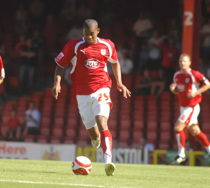 Framed Print : Marvin Elliott: Unstoppable Force in Bristol City's Victory Over Scunthorpe Utd