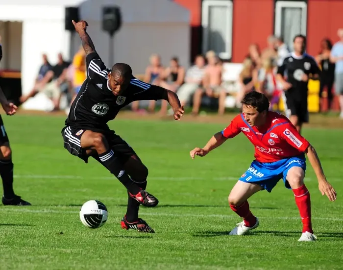 Framed Print : Marvin Elliott's Determined Battle for the Ball: Helsingborgs IF vs. Bristol City Framed Print : Marvin Elliott's Determined Battle for the Ball: Helsingborgs IF vs. Bristol City
