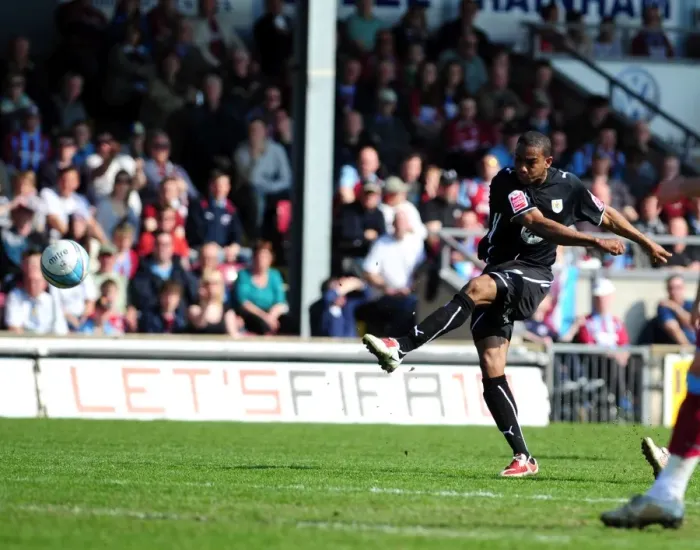 Framed Print : Marvin Elliott's Goal Attempt for Bristol City against Scunthorpe United, Championship 2010 Framed Print : Marvin Elliott's Goal Attempt for Bristol City against Scunthorpe United, Championship 2010