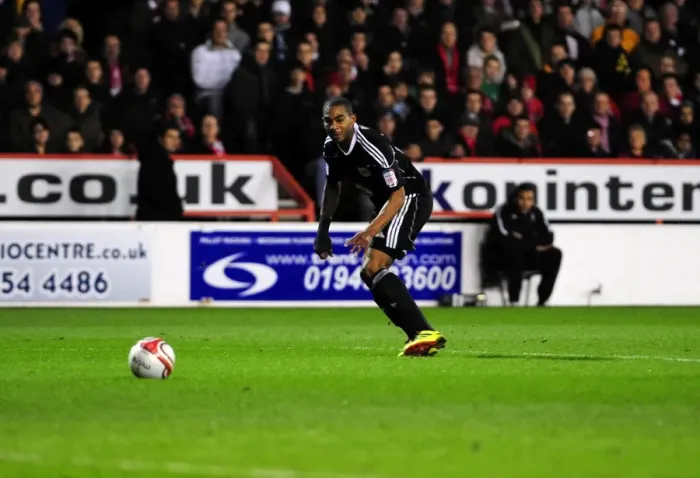 Framed Print : Marvin Elliott's Powerful Shot Against Nottingham Forest, Football, Npower Championship, 2011