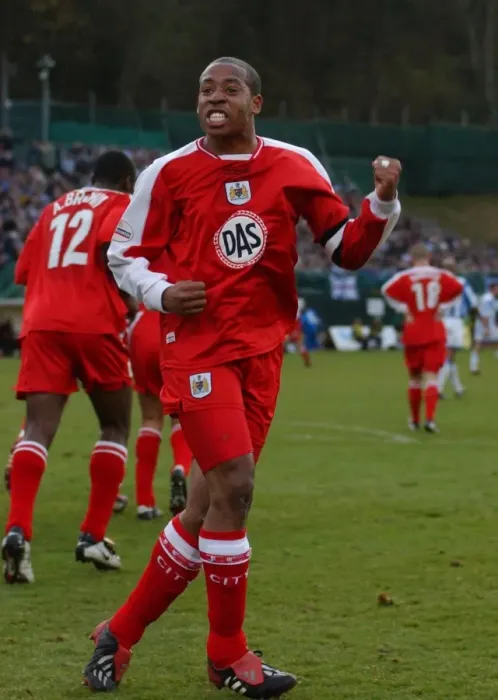 Framed Print : Matt Hill in Action for Bristol City Football Club (03-04) Framed Print : Matt Hill in Action for Bristol City Football Club (03-04)