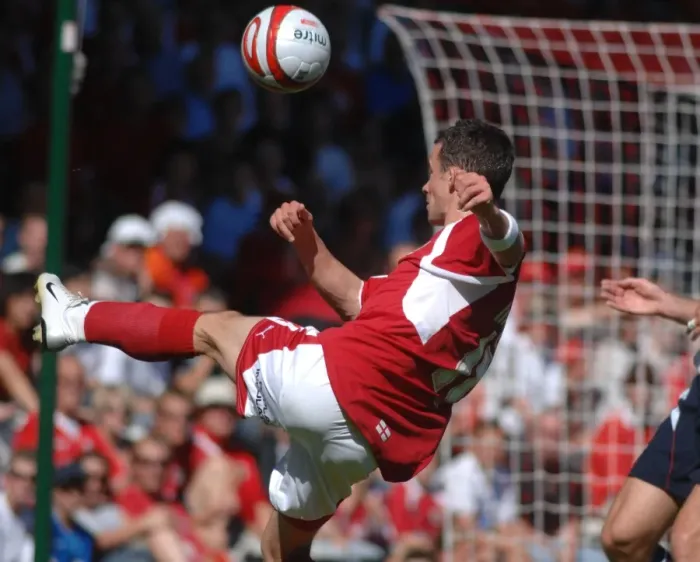Framed Print : Michael McIndoe in Action: Bristol City vs Scunthorpe United Framed Print : Michael McIndoe in Action: Bristol City vs Scunthorpe United