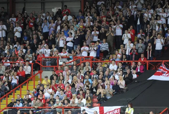 Framed Print : Minutes Applause for Mark Saunders: Tribute at Bristol City vs MK Dons (September 27, 2014) Framed Print : Minutes Applause for Mark Saunders: Tribute at Bristol City vs MK Dons (September 27, 2014)