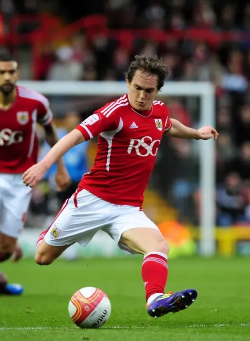 Framed Print : Neil Kilkenny in Action for Bristol City Against Southampton Framed Print : Neil Kilkenny in Action for Bristol City Against Southampton