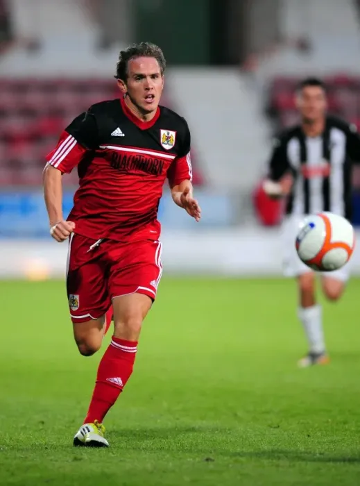 Framed Print : Neil Kilkenny in Action: Bristol City vs Dunfermline Athletic, Pre-Season Friendly, August 1, 2012