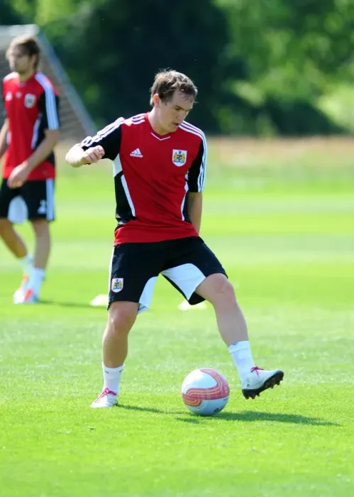 Framed Print : Neil Kilkenny of Bristol City: Gear Up for Intense Pre-Season Training Framed Print : Neil Kilkenny of Bristol City: Gear Up for Intense Pre-Season Training