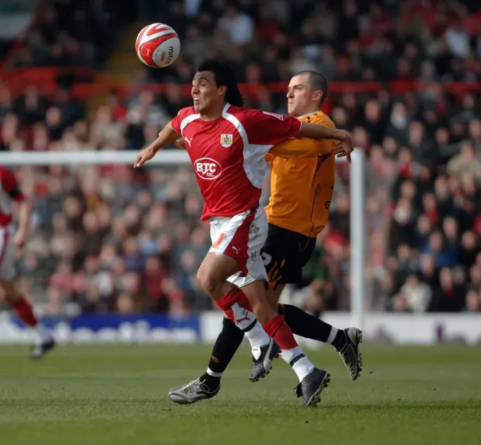 Framed Print : Nick Carle in Action: Bristol City vs. Hull City Framed Print : Nick Carle in Action: Bristol City vs. Hull City
