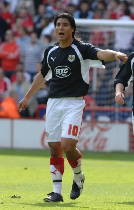 Framed Print : Nick Carle in Action: Sheffield United vs. Bristol City Framed Print : Nick Carle in Action: Sheffield United vs. Bristol City