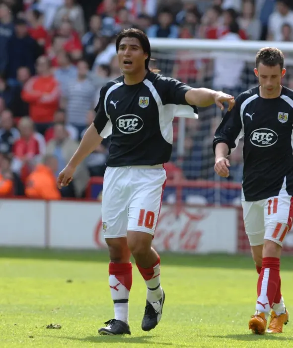 Framed Print : Nick Carle in Action: Sheffield United vs. Bristol City Framed Print : Nick Carle in Action: Sheffield United vs. Bristol City