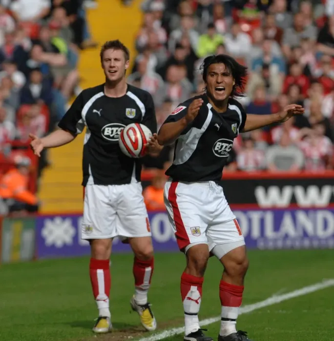 Framed Print : Nick Carle and David Noble: A Midfield Duo in Action for Bristol City Against Sheffield United Framed Print : Nick Carle and David Noble: A Midfield Duo in Action for Bristol City Against Sheffield United