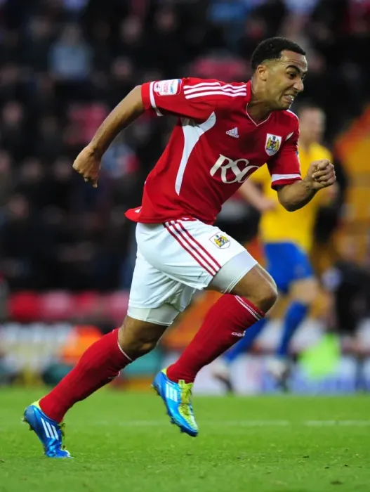 Framed Print : Nicky Maynard in Action for Bristol City Against Southampton
