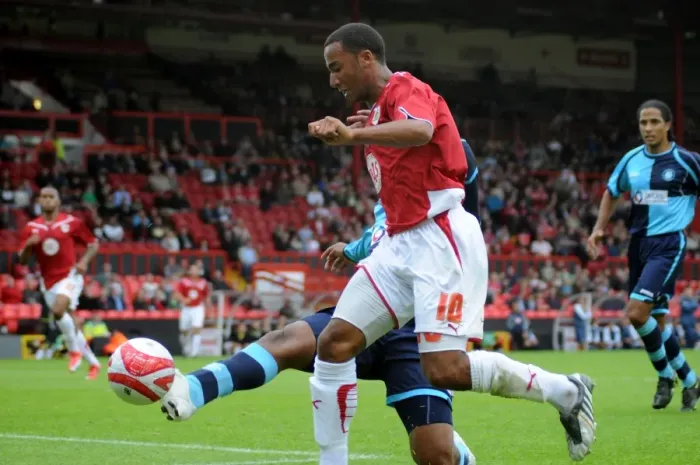 Framed Print : Nicky Maynard in Action: Bristol City vs Wycombe Wanderers