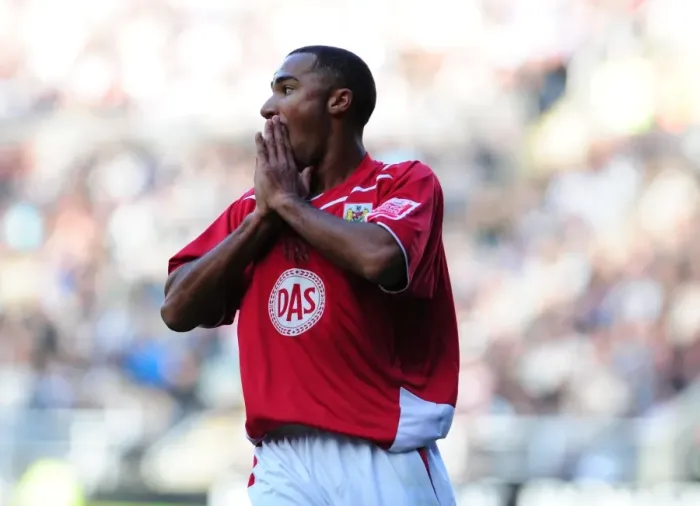 Framed Print : Nicky Maynard in Action: Newcastle United vs. Bristol City Framed Print : Nicky Maynard in Action: Newcastle United vs. Bristol City