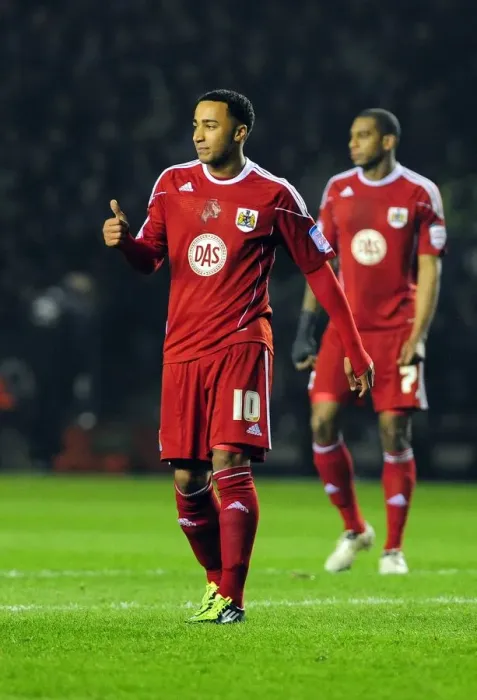 Framed Print : Nicky Maynard of Bristol City in Action Against Leicester City, Championship Match, 18 / 02 / 2011 Framed Print : Nicky Maynard of Bristol City in Action Against Leicester City, Championship Match, 18 / 02 / 2011