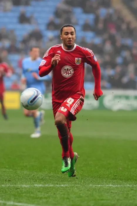 Framed Print : Nicky Maynard Strikes for Bristol City in Championship Clash vs Coventry City (05 / 03 / 2011)