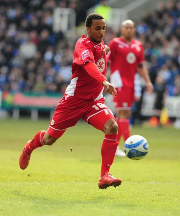 Framed Print : Nicky Maynard Strikes for Bristol City: Reading vs. Bristol City Championship Clash, March 13, 2010 Framed Print : Nicky Maynard Strikes for Bristol City: Reading vs. Bristol City Championship Clash, March 13, 2010