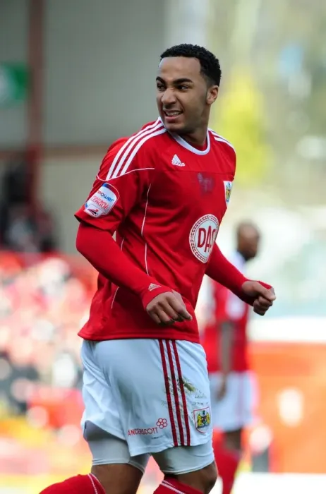 Framed Print : Nicky Maynard Strikes for Bristol City against Scunthorpe United, Championship 2010, Ashton Gate Stadium