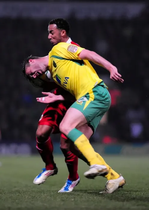 Framed Print : Nicky Maynard vs. Elliott Ward: Battle for the Ball in Norwich City vs. Bristol City Championship Clash (14 / 03 / 2011) Framed Print : Nicky Maynard vs. Elliott Ward: Battle for the Ball in Norwich City vs. Bristol City Championship Clash (14 / 03 / 2011)