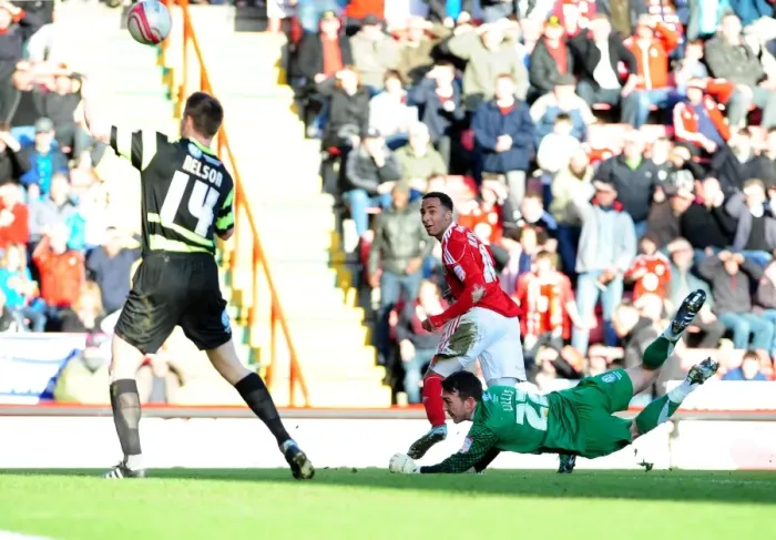 Framed Print : Nicky Maynard's Close Call: Bristol City vs Scunthorpe United, Championship Match, 2010