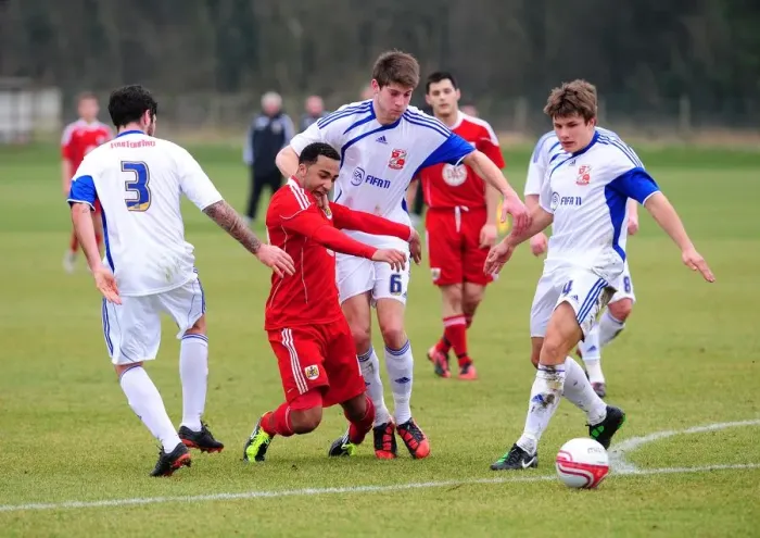 Framed Print : Nicky Maynard's Determined Battle for Possession Against Swindon Defense