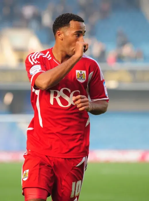 Framed Print : Nicky Maynard's Stunner: Millwall vs. Bristol City, Championship 2011-11-20