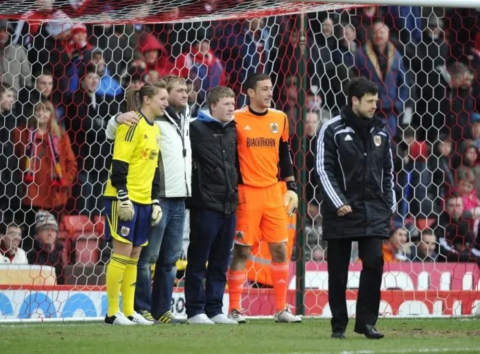 Framed Print : Npower Championship Showdown: Bristol City vs Sheffield Wednesday - April 1, 2013 Framed Print : Npower Championship Showdown: Bristol City vs Sheffield Wednesday - April 1, 2013