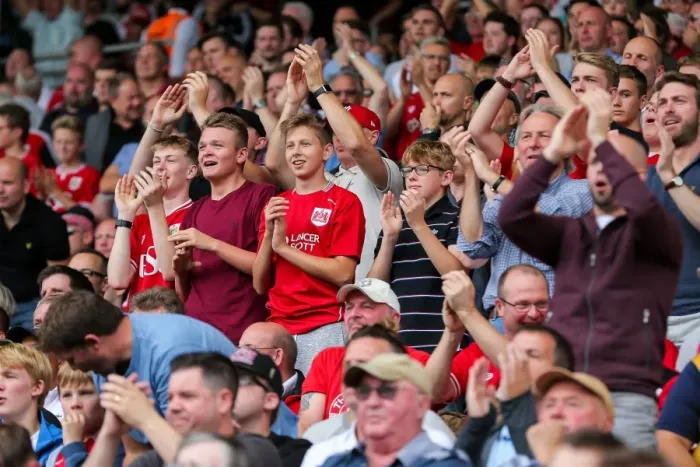 Framed Print : Passionate Bristol City Fans at Craven Cottage, EFL Championship (September 2016) Framed Print : Passionate Bristol City Fans at Craven Cottage, EFL Championship (September 2016)
