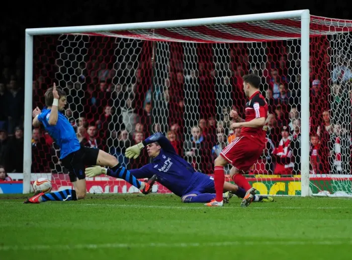 Framed Print : Paul Anderson Readies to Distribute the Ball: Bristol City vs. Nottingham Forest Framed Print : Paul Anderson Readies to Distribute the Ball: Bristol City vs. Nottingham Forest