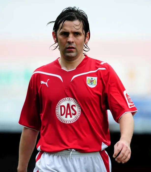 Framed Print : Paul Hartley in Action: Championship Showdown - Bristol City vs Nottingham Forest, April 2010 Framed Print : Paul Hartley in Action: Championship Showdown - Bristol City vs Nottingham Forest, April 2010