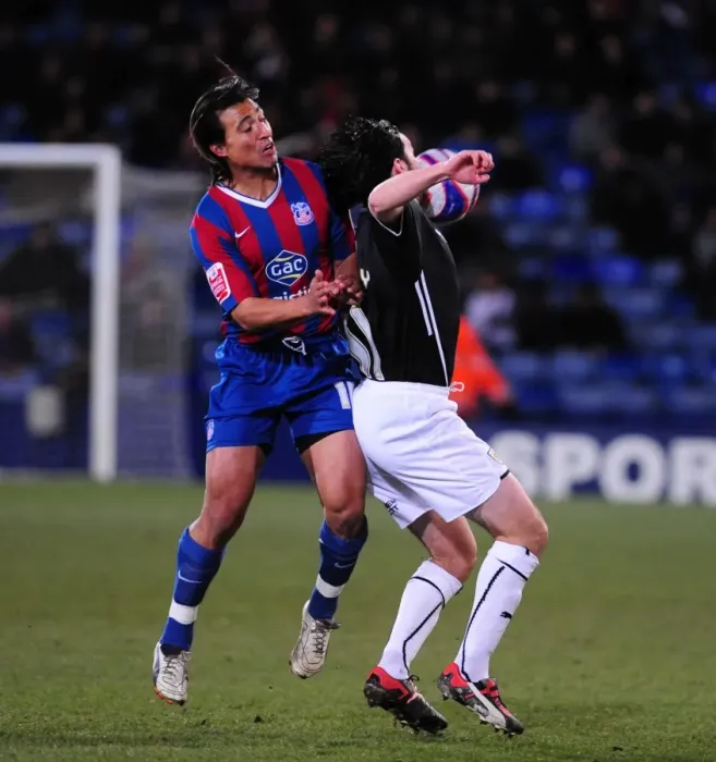 Framed Print : Paul Hartley Fouled by Nick Carle: Championship Clash Between Crystal Palace and Bristol City (09 / 03 / 2010)