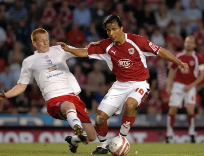 Framed Print : Play-Off Drama: Nick Carle in Action - Bristol City vs. Crystal Palace