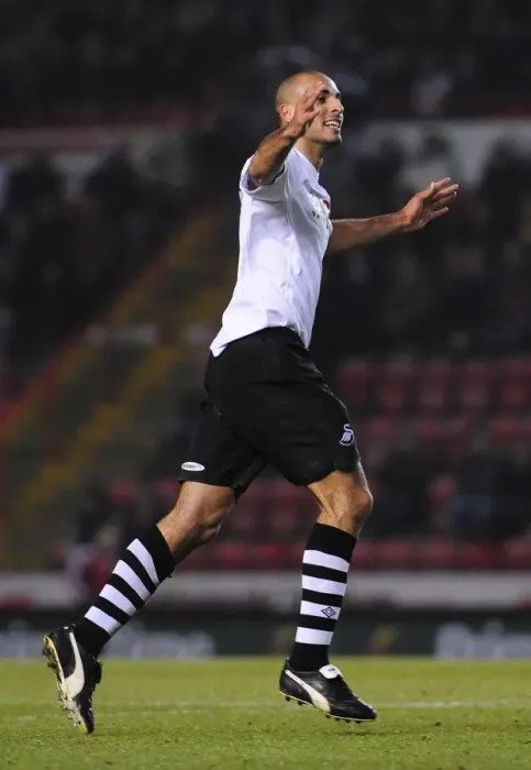 Framed Print : Pratley's Stunner: Swansea Claims Victory over Bristol City in Championship Match, 01-02-2011
