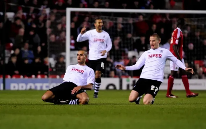 Framed Print : Pratley's Stunner: Swansea's Win at Ashton Gate, 01-02-2011 (Bristol City vs Swansea City, Football Championship)